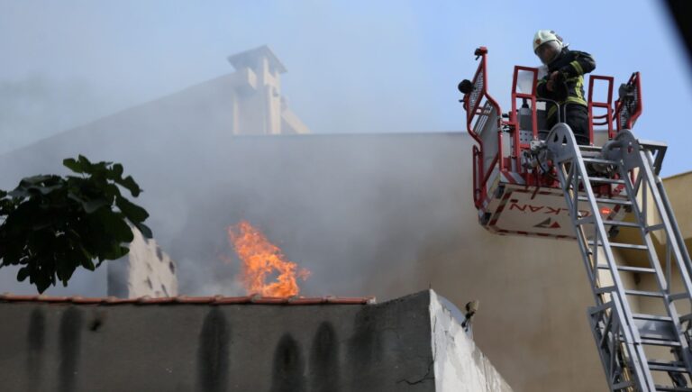 canakkalede 4 katli binada yangin cFlnNPfG