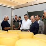 vali ciftci oltudaki sut urunleri fabrikasini ziyaret etti tZunQ6fy