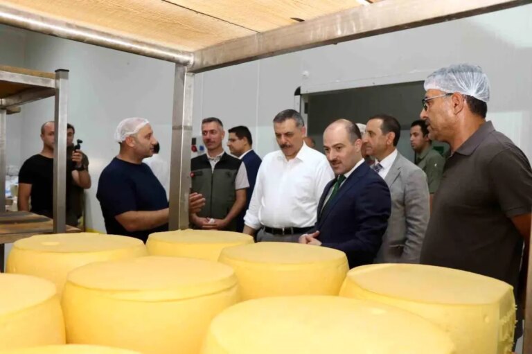 vali ciftci oltudaki sut urunleri fabrikasini ziyaret etti tZunQ6fy