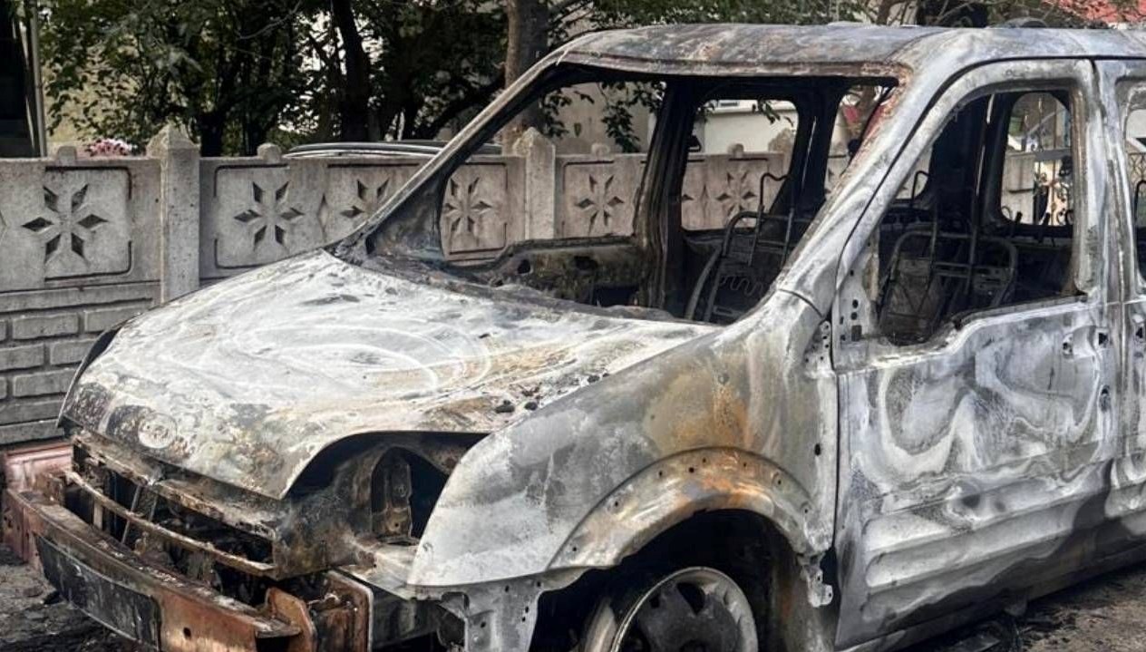 sehit babasina ait arac kundaklandi y4isnFxl