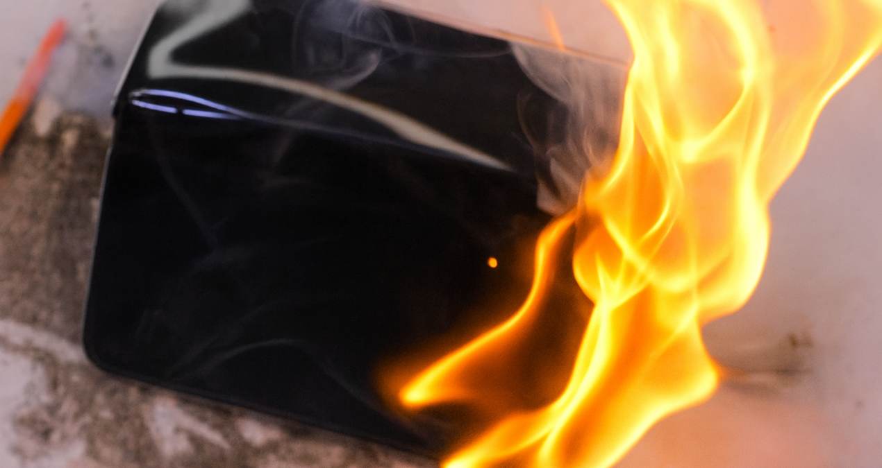 populer markanin katlanabilir telefonu alev aldi katlanirken patladi YhiEFsbq.jpg