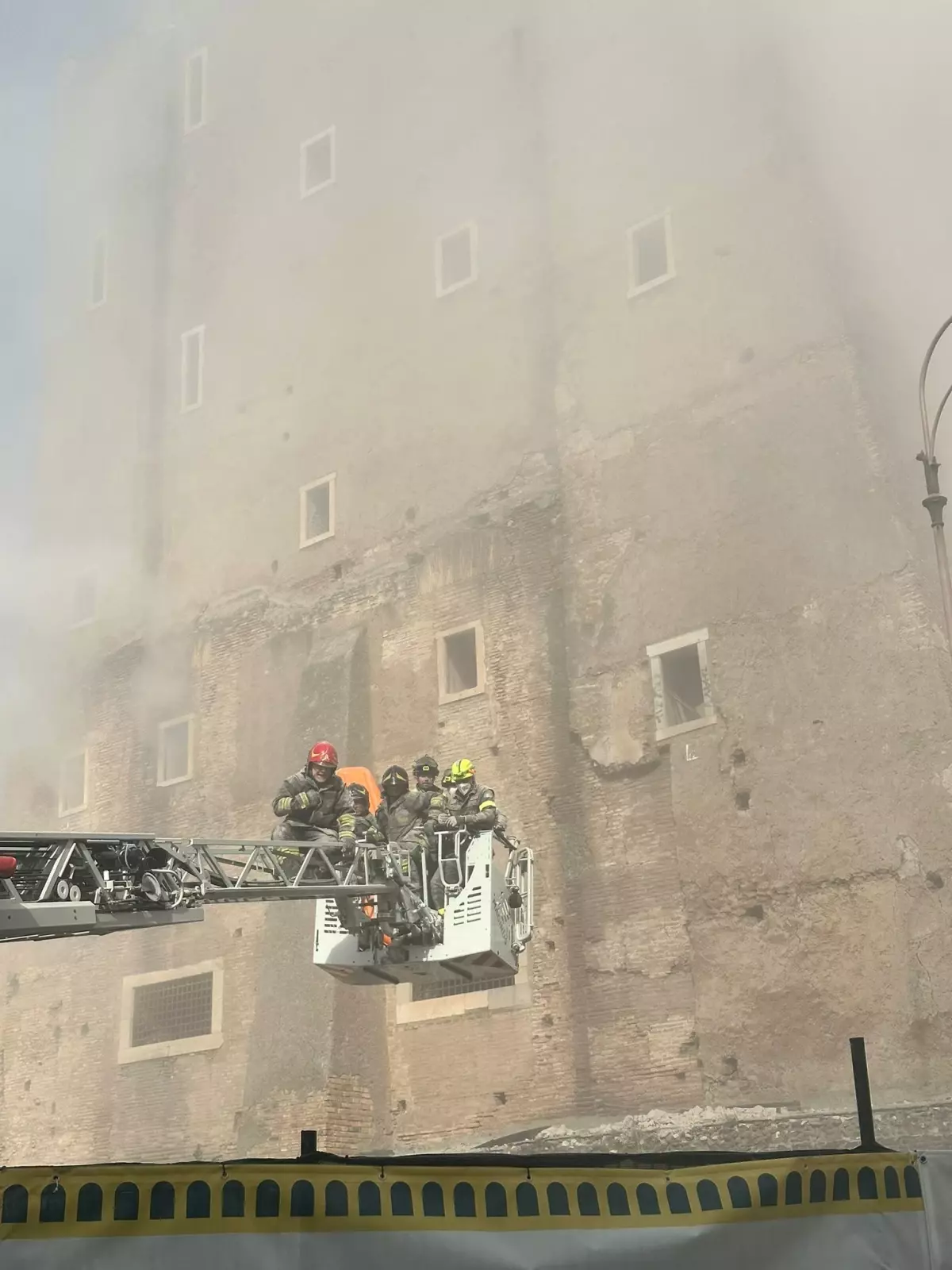 romadaki tarihi kulede cokme SM1JyFT6.jpg