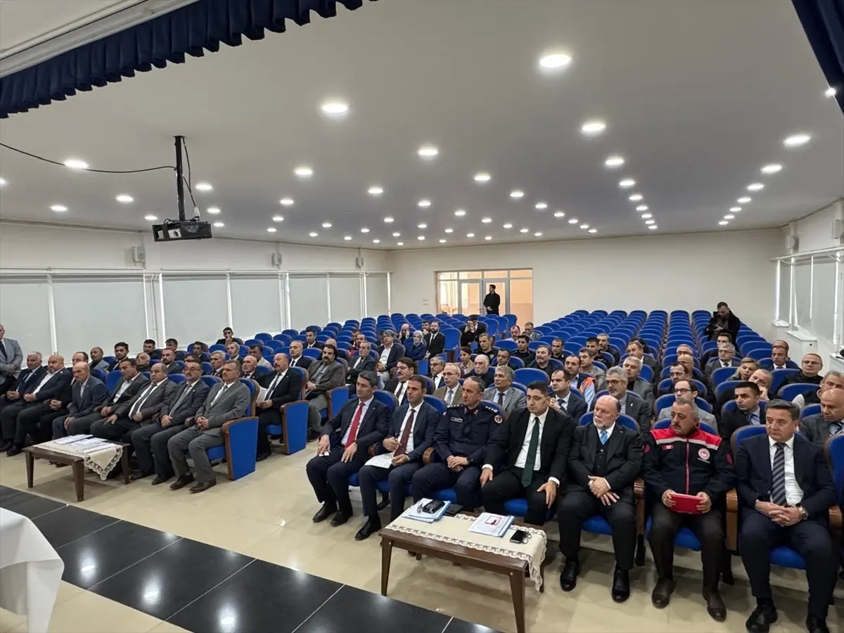 vali dogan taraklida muhtarlarla bulustu 6QdjxLwp.jpg