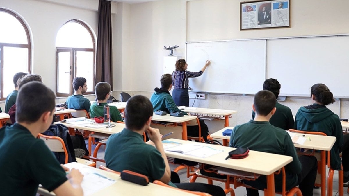 MEB yönetici görevlendirme ve öğretmenlerin yer değiştirme takvimlerini açıkladı