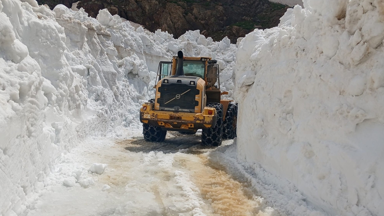 Kar kalınlığının 6 metreyi aştı, askeri üs yolu için karla mücadele başlatıldı